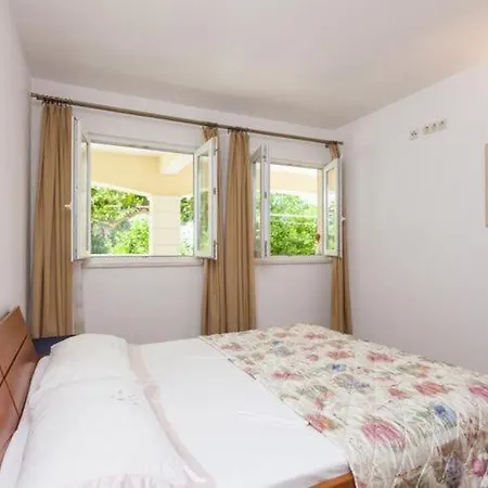 Apartment Mladenka- Two Bedroom With Terrace And Garden View