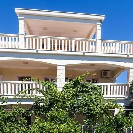 Mladenka- Two Bedroom With Terrace And Garden View Apartment *